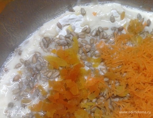 Еще разок поближе всмотримся. На мой взгляд, добавить тут к основному составу теста можно разного и много. Собираюсь вот попробовать с сухими травками ароматными, специями, свежемолотыми вручную в ступе, да много с чем. Но, думаю, что нужно и классику попробовать, да с разной мукой. Так сказать, ощутить маисовую цивилизацию (кукуруза), рисовую (юго-восточную), а уж гречка-рожь... 