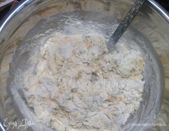 Сперва ложкой все перемешали.