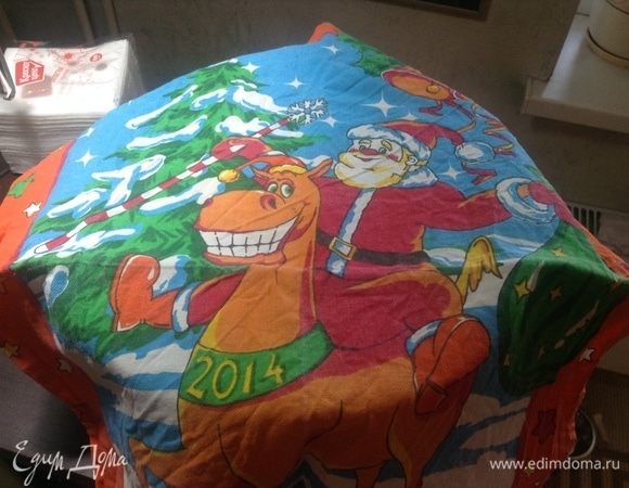 Полотенцем укрыли, и так на кухне в тепле пусть и стоит. 
Не менее 2–3 часов, думается мне, что если часов 4–6, то и лучше.
Да! Ключевой момент для успеха — на полотенце должен быть нарисован какой-то веселый зверь:) Вот, улыбчивый конь, например... Иначе — никак!