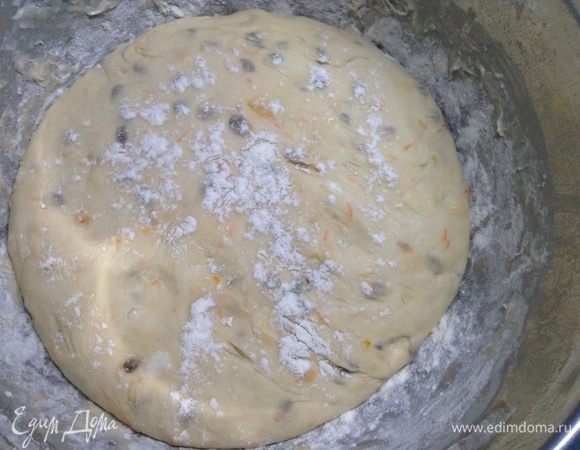 Еще руками помяли, уже без пленки под полотенцем оставили еще на часок. Полотенце с улыбающимся конем.