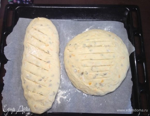 Сформировали батон и круглый крестьянский. Сделали надрезы.