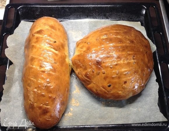 Кисточкой обмазываем слегка растительным маслом.
Думается, что можно и без этого. А еще думается, если обмазывать, то можно и ароматы разные тут добавить... В этот раз я так просто маслицем.