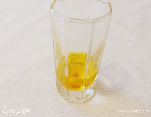 Для шафрановой настойки 5 волокон шафрана залить одной столовой ложкой воды и оставить на несколько часов. 