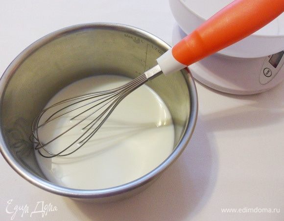 Из молока и 50 г сахарного песка сварить молочный сироп. Нагревать молочную смесь на сильном огне при непрерывном помешивании до тех пор, пока сахарный песок полностью не растворится. Затем молочный сироп остудить.