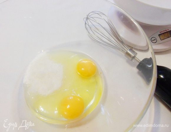 Положить в миску яйца и оставшийся сахарный песок.