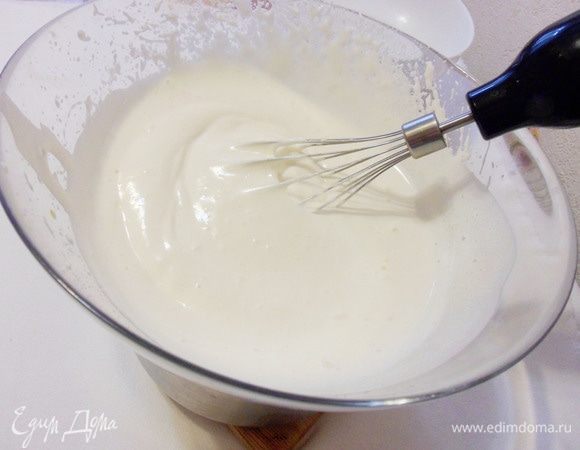 Смесь необходимо взбивать на водяной бане. Смесь должна стать белой и тягучей. Через 5 минут можно снять смесь с водяной бани и продолжать взбивать, пока смесь не остынет до комнатной температуры. Можно поставить миску со смесью в посудину с холодной водой, так взбитая смесь быстрее охладится.
