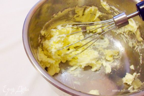 Теперь займемся масляной смесью. Масло взбить со щепоткой соли. В большинстве видов теста по ГОСТу должно применяться сливочное масло. Стандартная жирность сливочного масла по ГОСТу — 82,5%.