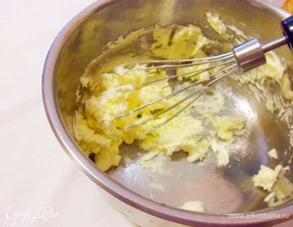 Теперь займемся масляной смесью. Масло взбить со щепоткой соли. В большинстве видов теста по ГОСТу должно применяться сливочное масло. Стандартная жирность сливочного масла по ГОСТу — 82,5%.