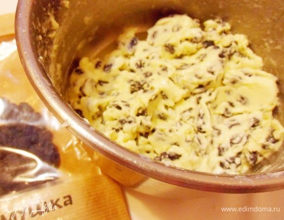 Далее добавить к масляной смеси промытый и обсушенный изюм. Все аккуратно перемешать.
