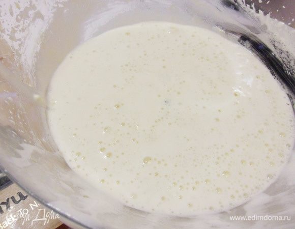 Затем добавить к масляной смеси взбитые яйца, аккуратно перемешать.