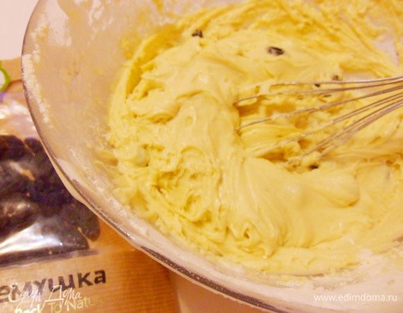 Затем всыпать муку с разрыхлителем и влить оставшийся молочный сироп. Вымесить миксером в однородное тесто. Мука должна быть хлебопекарной высшего качества. Ее необходимо просеять, чтобы мука насытилась воздухом и хорошо распределилась в тесте.