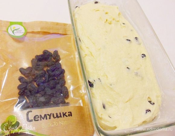 Форму для выпечки (у меня прямоугольная форма 10х24 см) смазать сливочным маслом, обсыпать мукой и выложить тесто.