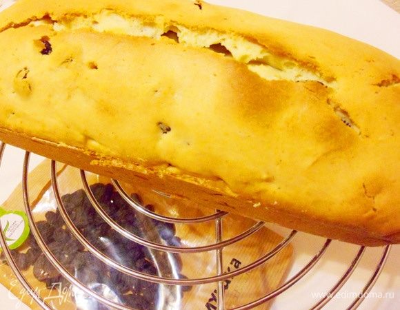 Остудить кекс на решетке. Для того, чтобы кекс приобрел насыщенный правильный вкус, он должен полностью остыть и настояться, желательно, в течение нескольких часов.
