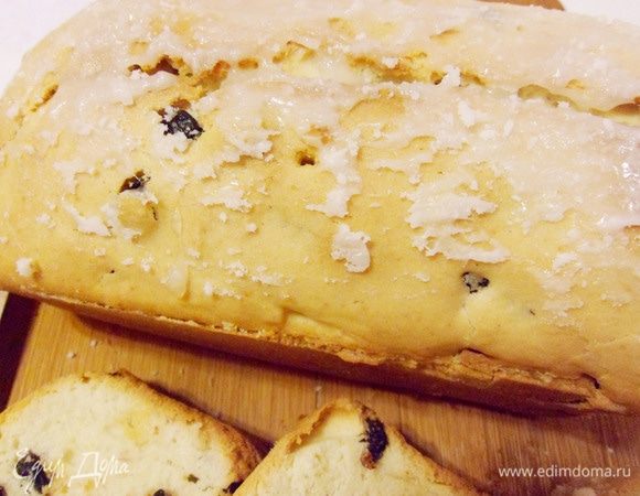 Сироп слегка остудить и затем полить им кекс, размазывая сироп кисточкой, чтобы он кристаллизовался.