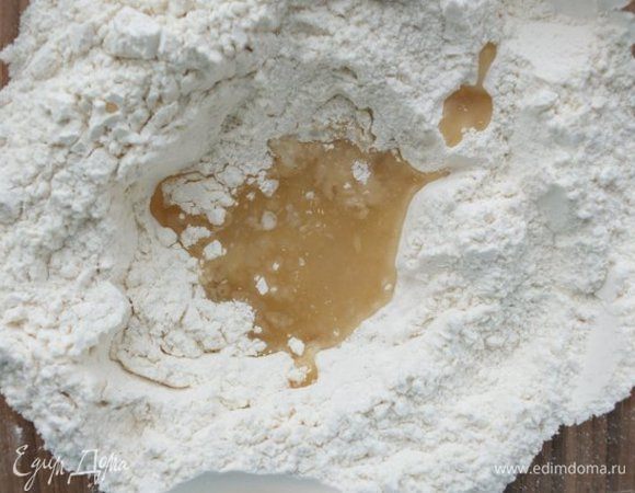 К сухим ингредиентам добавляем оливковое масло и уксус. Слегка перемешиваем ложкой. 