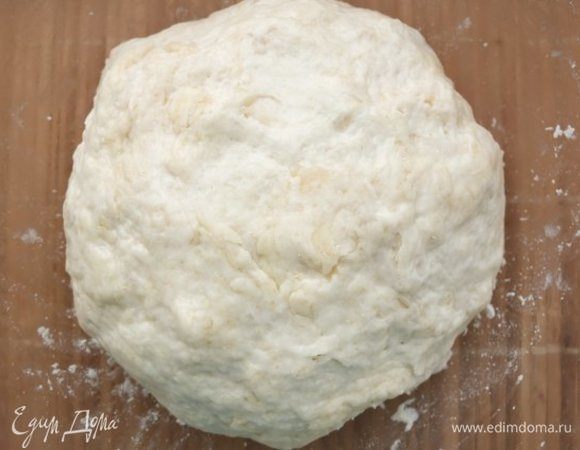 Добавляем теплую воду и замешиваем тесто. Пачкать руки почти не придется, тесто отлично смешивается. В конце немного смазываем руки растительным маслом, собираем тесто и придаем ему форму шара. Накрываем полотенцем и ставим в теплое место для подъема на час. 