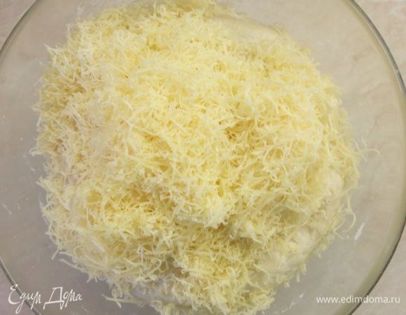 К тесту добавляем натертый сыр. 