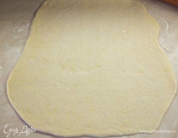 На подпыленную мукой поверхность (оставшиеся 50 г муки), выкладываем тесто и тщательно вымешиваем. 
Раскатываем его в прямоугольный пласт. 