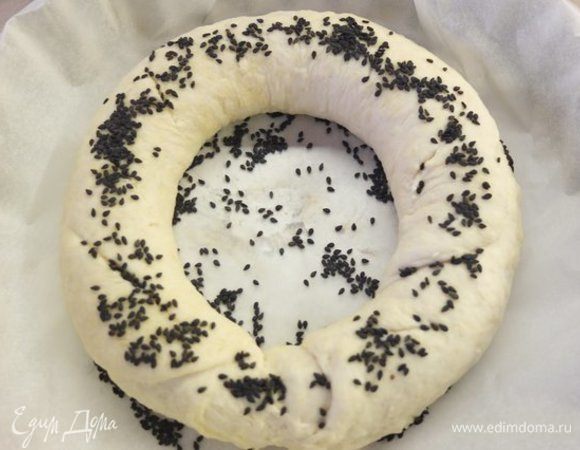 Посыпаем кунжутом (не обязательно черным). Оставляем тесто для расстойки на 15–20 минут. 