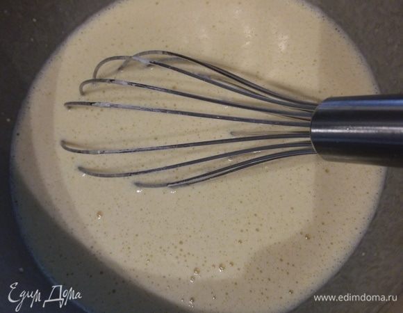 Для начала нужно включить духовку на 220°С, поставить жаропрочную форму для запекания диаметром 26 см. У меня сковорода. Она должна хорошенечко разогреться. Тесто консистенции, как для блинов. Яйца крупные. Мука просеянная. Все смешать венчиком, чтобы не было комочков. Аккуратно достать разогретую сковороду, смазать 1 ложкой топленого масла и тут же вылить все тесто на сковороду. 