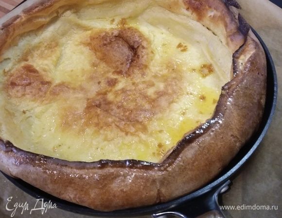 Выпекать 20 минут. Готовый блин достать из духовки и смазать оставшимся топленым маслом. Во время запекания бока панкейка поднимаются и увеличиваются вдвое выше бортов формы, в которой он запекается. Сначала я думала, что блин потом осядет, но он так и остался в виде большой объемной «кастрюли». 