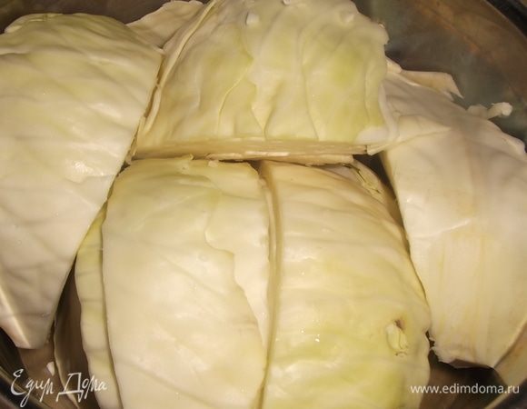 Кочан разрезать на 8 частей. Уложить в посуду, где будете мариновать.