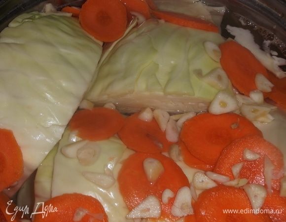 Вскипятить воду с сахаром и солью. Выключить, добавить уксус. Горячим маринадом залить капусту.