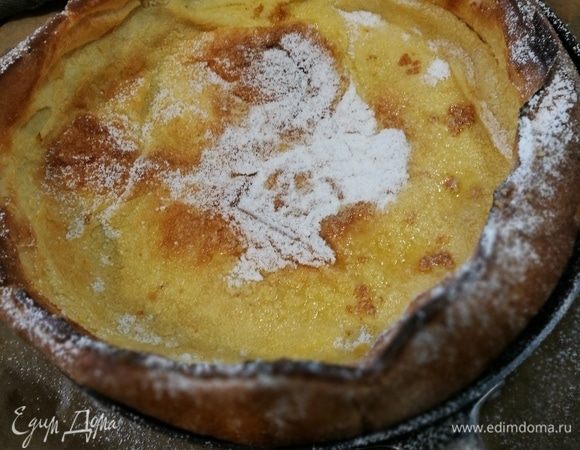 Обильно посыпать сахарной пудрой. 