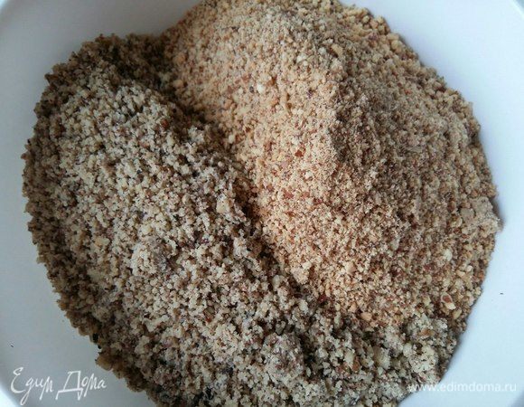 Соединить вместе все орехи. Если хотите, можете сделать начинку только из миндаля.