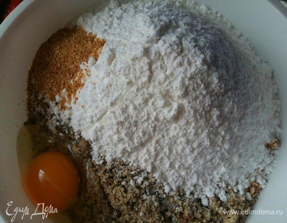 Добавить куриное яйцо, лимонную цедру (у меня готовая из пакетика), сахарную пудру. Все перемешать вилкой.