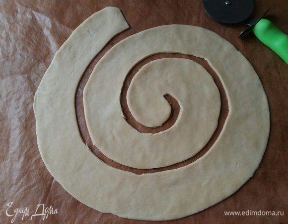 Работаем на коврике. Ножом для пиццы вырезать аккуратно спираль, шириной 4–5 см. На расстоянии 0,5 мм вырезать еще одну спираль, чтобы получились отступы между дугами, как на фото.