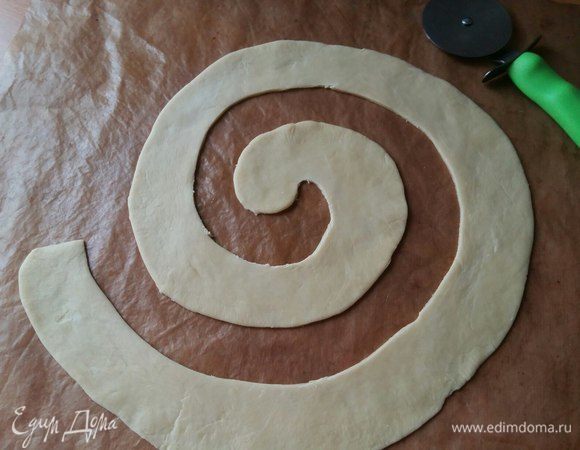 Немного раздвинуть руками дуги, чтобы потом легче было оформлять начинку тестом.