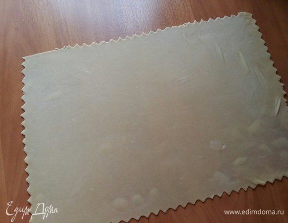 Раскатать вторую часть теста в тонкий пласт. 