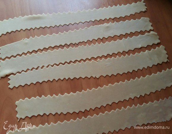 Нарезать полосы шириной, соответствующей высоте начинки. У меня это 3 см.