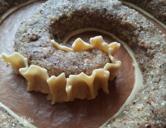 Возьмем 1 полоску теста и начинаем создавать наш тортик. Постепенно сжимаем тесто, образовывая складки и прижимая к основанию спирали и к начинке.