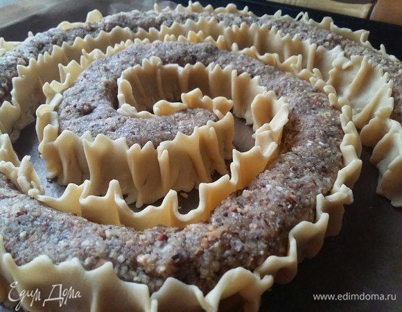 Выложить полоски по всему кругу спирали, со всех сторон.