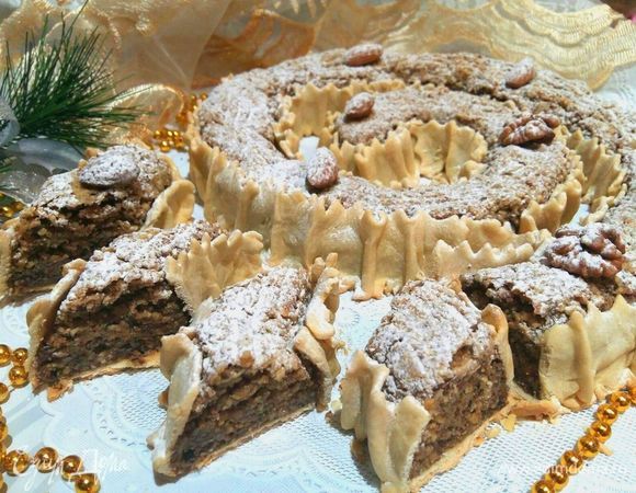 Остудить, посыпать сахарной пудрой. Торт традиционно нарезают на небольшие кусочки и подают с кофе или несладким чаем.