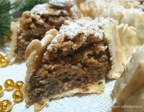 Попробуйте, это очень вкусно. Начинка плотная, не рассыпается. Бортики теста хорошо держат форму начинки. Приятного чаепития!