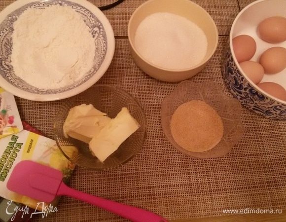 Торт очень прост в исполнении, не требует особенных навыков и необыкновенно дешев. Для этого торта нам понадобится мука, яйца (у меня яйца домашние, если у вас покупные, хорошо их помойте), масло, сахар, лимон (лимонная кислота) и желатин. Лучше всего, чтобы продукты были комнатной температуры (их можно минут за 40 достать из холодильника).