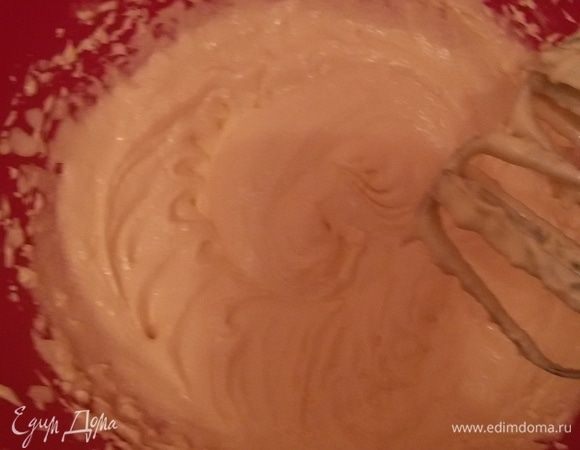 В полученную массу добавляем разрыхлитель и муку, после чего опять хорошо взбиваем.