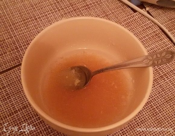 Пока печется коржик, приготовим желатин. Его нужно залить четвертью стакана холодной  кипяченой воды и оставляем набухать на 10–15 минут. После набухания желатин нужно растопить на водяной бане. Я это делаю в микроволновке. На средней мощности и в четыре- пять приемов, доставая и помешивая, довожу до жидкого состояния минут за пять.