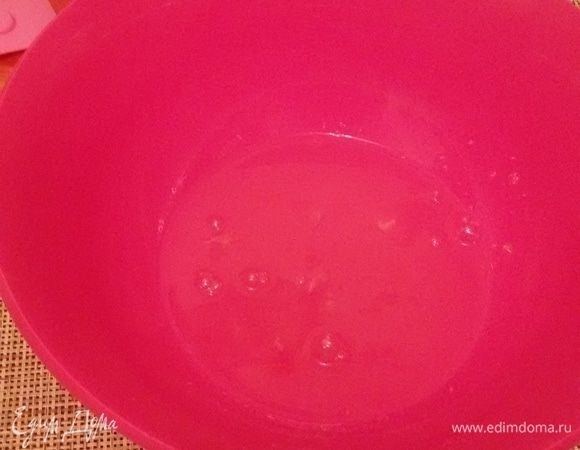 Белки нужно взбить. Сначала на небольших оборотах, затем, постепенно увеличивая скорость до максимальной.