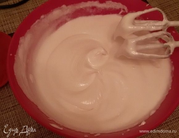 На стадии легкой пены нужно добавить к взбиваемым белкам сок половинки лимона или половину чайной ложки лимонной кислоты. Когда пена будет устойчивой к белкам, нужно добавить в 6 приемов 2 стакана сахара, а в самом конце — распущенный желатин. После чего еще раз все хорошо перемешать.