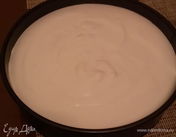 Теперь массу «птичье молоко» нужно выложить на готовый и уже остывший корж и разровнять. И убрать в холодильник минимум на два часа, а лучше на ночь.