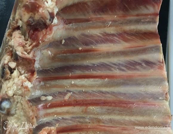 Подготовить бараньи ребрышки, вымыть, обсушить бумажным полотенцем.