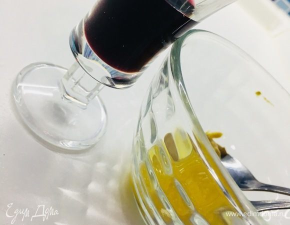 Для маринада в чаше смешиваем мед, готовую горчицу, вино, специи: перец (для легкой остринки добавьте чуть больше), соль.