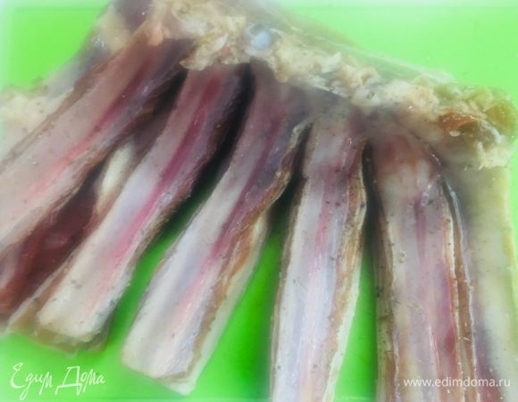 Разрезать кусок баранины вдоль ребер, до конца не прорезая.