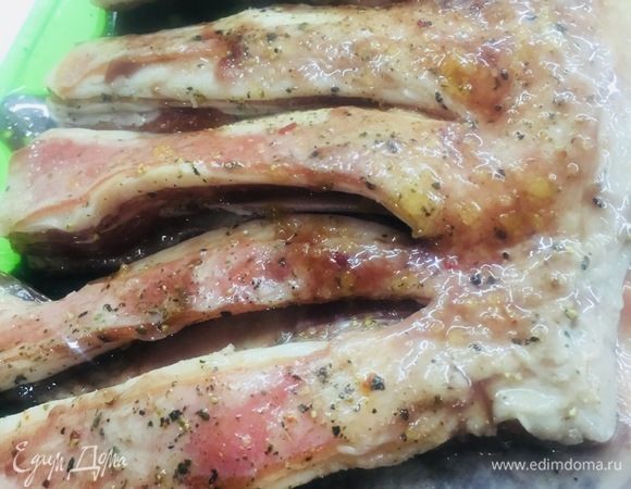 Смазать ребра маринадом и оставить на 20–30 минут.