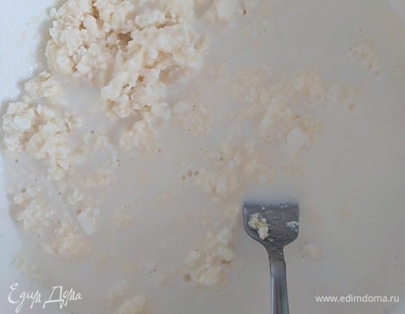 Добавить теплое молоко, перемешать.