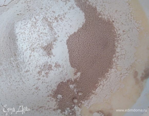 Просеять муку и дрожжи.